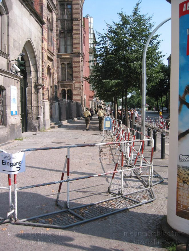 Berlin. Oranienburgerstraße Synagoge
18. August 2002. Berlin. Mitte. Scheunenviertel. Oranienburger Straße Synagoge
Schlüsselwörter: Berlin;Deutschland;Germany;Mitte;Oranienburger Straße;Scheunenviertel;Spandauer Vorstadt;2002;Synagoge
