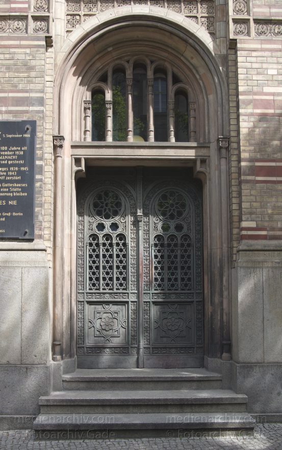 Berlin. Oranienburger Straße. Synagoge
2015. Berlin. Mitte. Spandauer Vorstadt. Oft falsch als Scheunenviertel bezeichnet. Oranienburger Straße. Synagoge
Schlüsselwörter: 2015;Berlin;Juden;Mitte;Oranienburger Straße;Religion;Spandauer Vorstadt;Synagoge
