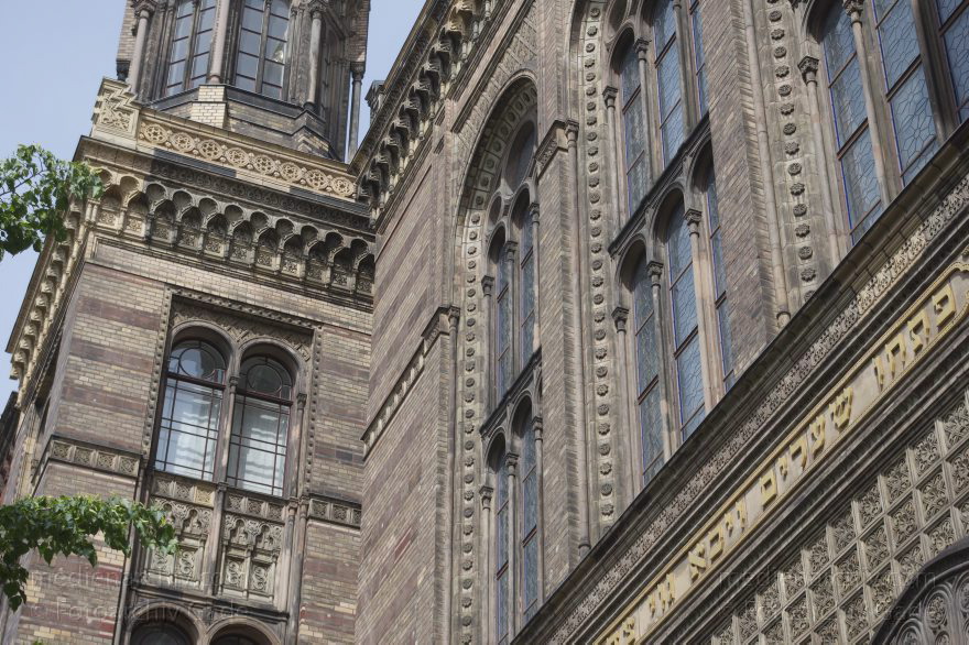 Berlin. Oranienburger Straße. Synagoge
2015. Berlin. Mitte. Spandauer Vorstadt. Oft falsch als Scheunenviertel bezeichnet. Oranienburger Straße. Synagoge
Schlüsselwörter: 2015;Berlin;Juden;Mitte;Oranienburger Straße;Religion;Spandauer Vorstadt;Synagoge