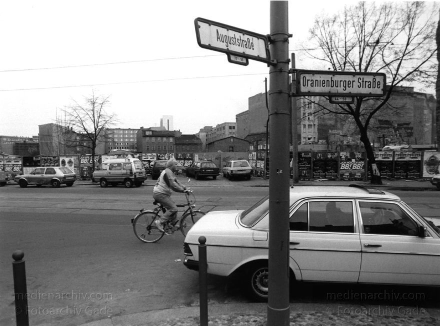 Berlin. Auguststraße. Oranienburgerstraße. Spandauer Vorstadt
April 1994. Berlin. Mitte. Auguststraße. Oranienburger Straße. Spandauer Vorstadt
Schlüsselwörter: Auguststraße;Berlin;Deutschland;Germany;Mitte;Oranienburger Straße;1994;Spandauer Vorstadt