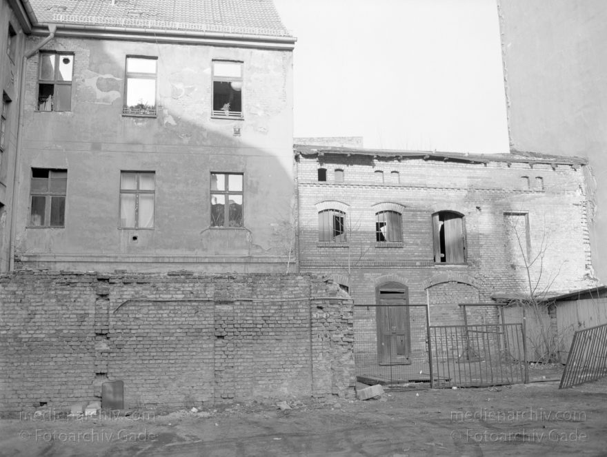 Berlin. Oranienburgerstraße. Spandauer Vorstadt.
1. 6. 1991. Berlin. Mitte. Oranienburger Straße. Scheunenviertel. Spandauer Vorstadt.
Schlüsselwörter: Berlin;Deutschland;Germany;Mitte;Oranienburger Straße;Scheunenviertel;1991;Spandauer Vorstadt