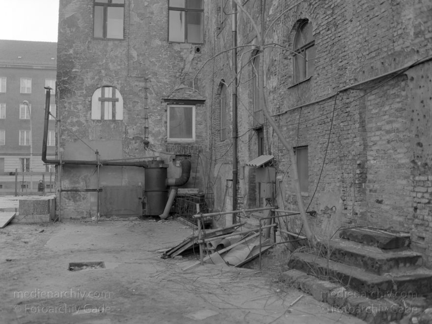 Berlin. Oranienburgerstraße. Spandauer Vorstadt.
1. 6. 1991. Berlin. Mitte. Oranienburger Straße. Scheunenviertel. Spandauer Vorstadt.
Schlüsselwörter: Berlin;Deutschland;Germany;Mitte;Oranienburger Straße;Scheunenviertel;1991;Spandauer Vorstadt