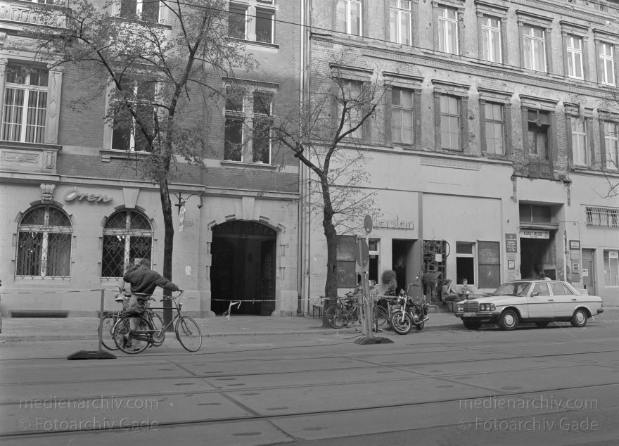 Berlin. Oranienburgerstraße. Spandauer Vorstadt.
1. 6. 1991. Berlin. Mitte. Oranienburger Straße. Scheunenviertel. Spandauer Vorstadt.
Schlüsselwörter: Berlin;Deutschland;Germany;Mitte;Oranienburger Straße;Scheunenviertel;1991;Spandauer Vorstadt