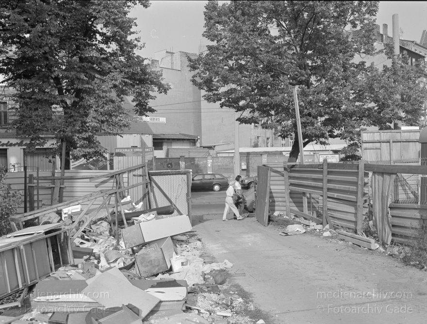 Berlin. Oranienburgerstraße. Spandauer Vorstadt.
1. 6. 1991. Berlin. Mitte. Oranienburger Straße. Scheunenviertel. Spandauer Vorstadt.
Schlüsselwörter: Berlin;Deutschland;Germany;Mitte;Oranienburger Straße;Scheunenviertel;1991;Spandauer Vorstadt