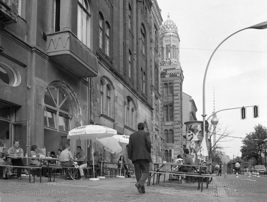 Berlin. Oranienburgerstraße. Spandauer Vorstadt.
1. 6. 1991. Berlin. Mitte. Oranienburger Straße. Scheunenviertel. Spandauer Vorstadt.
Schlüsselwörter: Berlin;Deutschland;Germany;Mitte;Oranienburger Straße;Scheunenviertel;1991;Spandauer Vorstadt