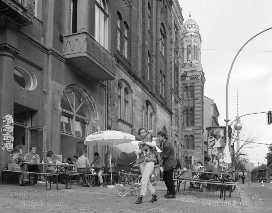 Berlin. Oranienburgerstraße. Spandauer Vorstadt.
1. 6. 1991. Berlin. Mitte. Oranienburger Straße. Scheunenviertel. Spandauer Vorstadt.
Schlüsselwörter: Berlin;Deutschland;Germany;Mitte;Oranienburger Straße;Scheunenviertel;1991;Spandauer Vorstadt