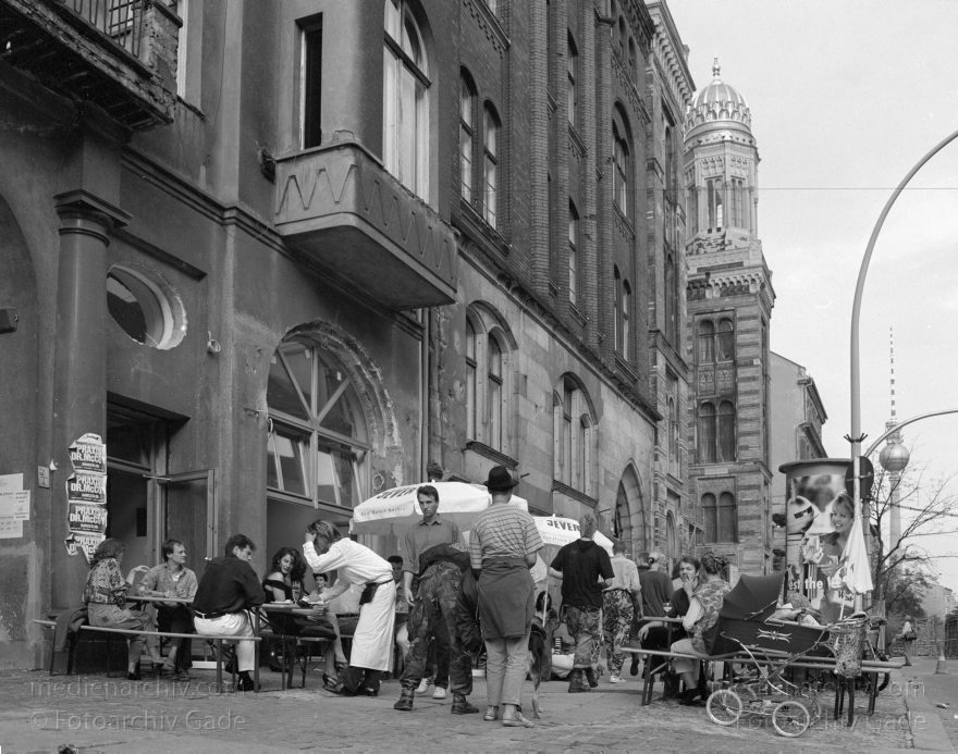 Berlin. Oranienburgerstraße. Spandauer Vorstadt.
1. 6. 1991. Berlin. Mitte. Oranienburger Straße. Scheunenviertel. Spandauer Vorstadt.
Schlüsselwörter: Berlin;Deutschland;Germany;Mitte;Oranienburger Straße;Scheunenviertel;1991;Spandauer Vorstadt