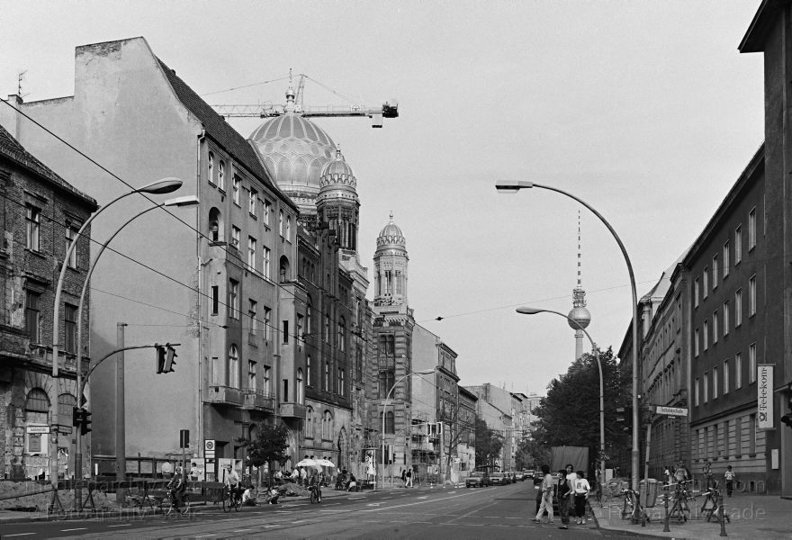 Berlin. Oranienburger Straße.
1. 6. 1991. Berlin. Mitte. Spandauer Vorstadt. Oft falsch als Scheunenviertel bezeichnet. Oranienburger Straße.
Schlüsselwörter: 1991;2015;Berlin;Fernsehturm;Mitte;Oranienburger Straße;Spandauer Vorstadt;Synagoge