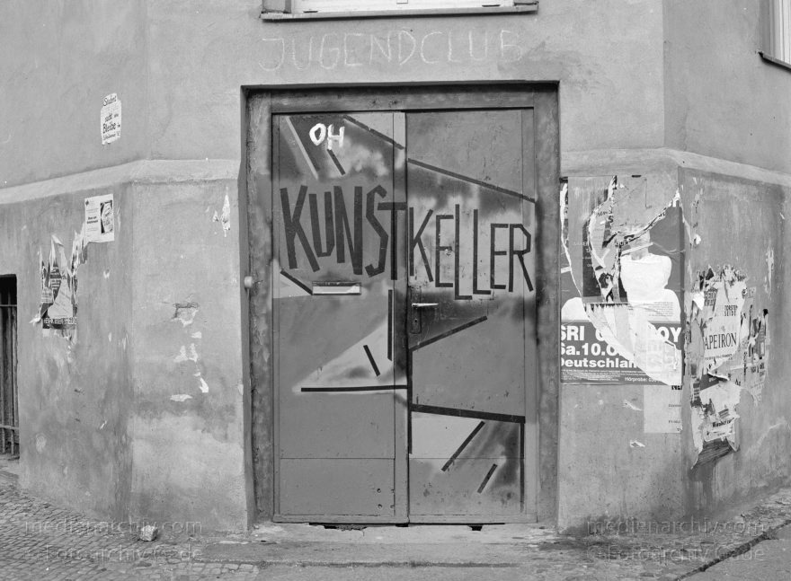 Berlin. Oranienburgerstraße. Spandauer Vorstadt.
1. 6. 1991. Berlin. Mitte. Oranienburger Straße. Scheunenviertel. Spandauer Vorstadt.
Schlüsselwörter: Berlin;Deutschland;Germany;Mitte;Oranienburger Straße;Scheunenviertel;1991;Spandauer Vorstadt