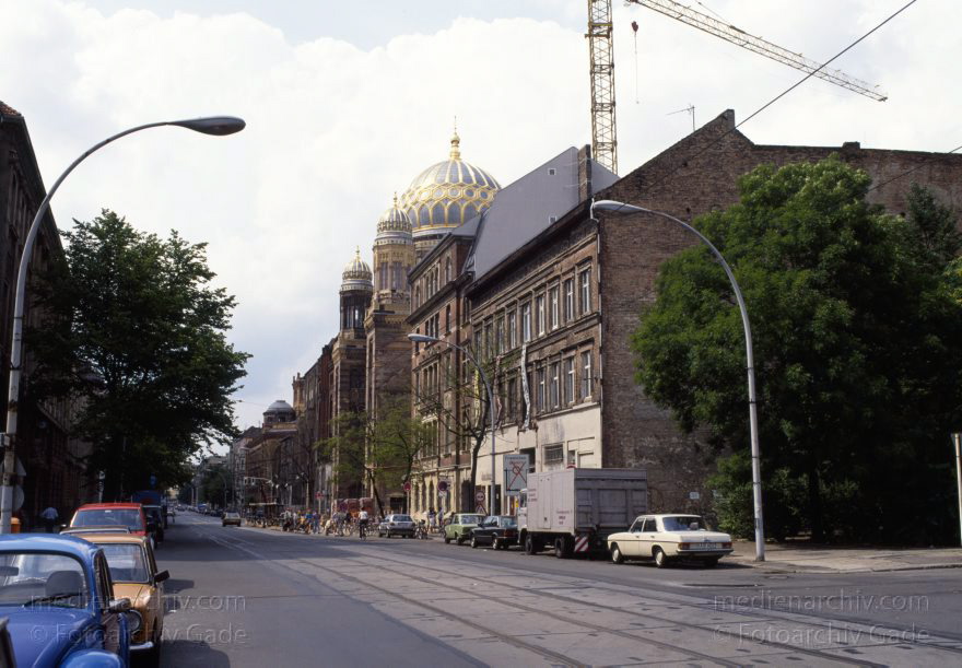 Berlin. Oranienburgerstraße. Synagoge
1992. Berlin. Mitte. Scheunenviertel. Oranienburger Straße. Synagoge
Schlüsselwörter: Berlin;Deutschland;Germany;Mitte;Oranienburger Straße;Scheunenviertel;1992;Spandauer Vorstadt