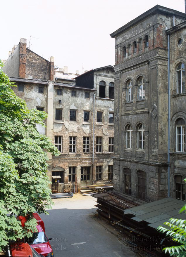 Berlin. Hinterhof in der Oranienburgerstraße
1992. Berlin. Mitte. Scheunenviertel. Hinterhof in der Oranienburger Straße
Schlüsselwörter: Berlin;Deutschland;Germany;Mitte;Oranienburger Straße;Scheunenviertel;1992;Spandauer Vorstadt