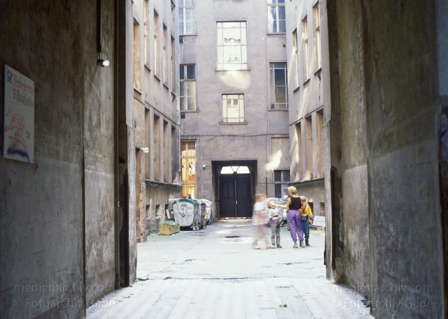 Berlin. Scheunenviertel
1992. Berlin. Mitte. Scheunenviertel
Schlüsselwörter: Berlin;Deutschland;Germany;Mitte;Oranienburger Straße;Scheunenviertel;1992;Spandauer Vorstadt