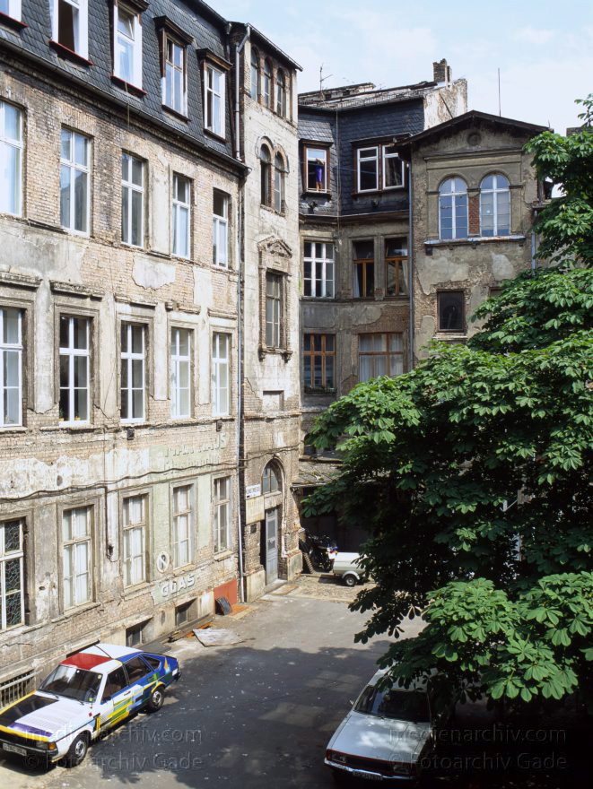 Berlin. Oranienburgerstraße. Hinterhof
1992. Berlin. Mitte. Scheunenviertel. Oranienburger Straße. Hinterhof
Schlüsselwörter: Berlin;Deutschland;Germany;Mitte;Oranienburger Straße;Scheunenviertel;1992;Spandauer Vorstadt