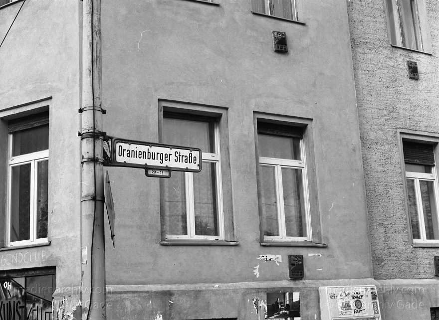 Berlin. Oranienburgerstraße. Straßenschild
16. 8. 1992. Berlin. Mitte. Scheunenviertel. Oranienburger Straße. Straßenschild
Schlüsselwörter: Berlin;Deutschland;Germany;Mitte;Oranienburger Straße;Scheunenviertel;1992;Spandauer Vorstadt