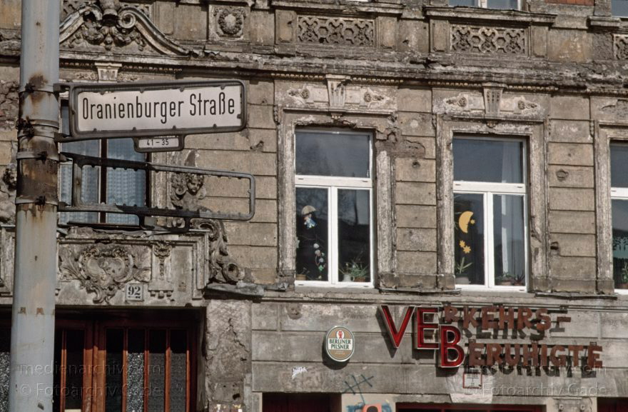 Berlin. Auguststraßenschild Oranienburgerstraße. Spandauer Vorstadt
März 1993. Berlin. Mitte. Straßenschild Oranienburger Straße. Hinten Fassade eines Altbaus in der Auguststraße. Scheunenviertel. Spandauer Vorstadt
Schlüsselwörter: Auguststraße;Berlin;Deutschland;Germany;Mitte;Oranienburger Straße;Scheunenviertel;Spandauer Vorstadt;1993;Straßenschild