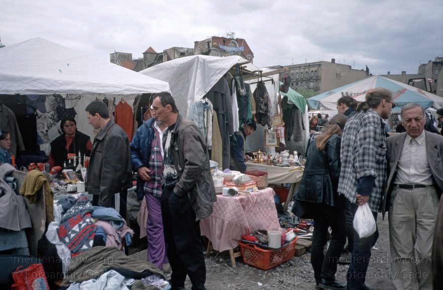 Berlin. Flohmarkt beim Tacheles. Oranienburgerstraße
April 1996. Berlin. Mitte. Scheunenviertel. Flohmarkt beim Tacheles. Oranienburger Straße
Schlüsselwörter: Berlin;Deutschland;Flohmarkt;Germany;Mitte;Oranienburger Straße;Scheunenviertel;1994;Spandauer Vorstadt