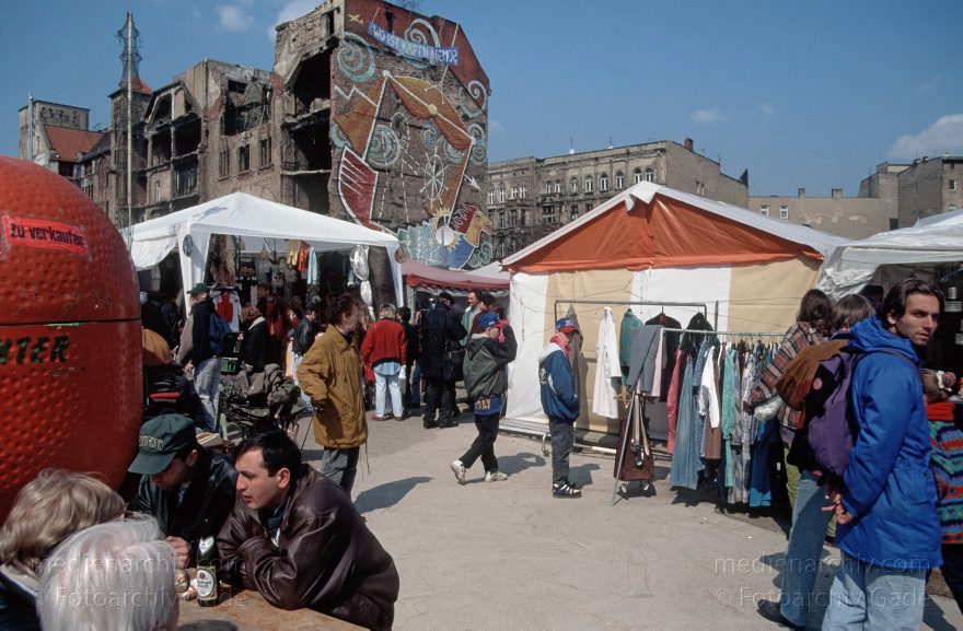 Berlin. Flohmarkt beim Tacheles. Oranienburgerstraße
Mai 1996. Berlin. Mitte. Scheunenviertel. Flohmarkt beim Tacheles. Oranienburger Straße
Schlüsselwörter: Berlin;Deutschland;Flohmarkt;Germany;Mitte;Oranienburger Straße;Scheunenviertel;1994;Spandauer Vorstadt