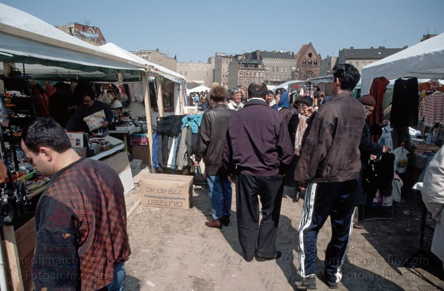 Berlin. Flohmarkt beim Tacheles. Oranienburgerstraße
Mai 1996. Berlin. Mitte. Scheunenviertel. Flohmarkt beim Tacheles. Oranienburger Straße
Schlüsselwörter: Berlin;Deutschland;Flohmarkt;Germany;Mitte;Oranienburger Straße;Scheunenviertel;1994;Spandauer Vorstadt