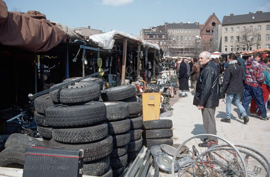 Berlin. Flohmarkt beim Tacheles. Oranienburgerstraße
Mai 1996. Berlin. Mitte. Scheunenviertel. Flohmarkt beim Tacheles. Oranienburger Straße
Schlüsselwörter: Berlin;Deutschland;Flohmarkt;Germany;Mitte;Oranienburger Straße;Scheunenviertel;1994;Spandauer Vorstadt