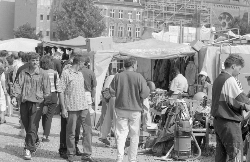 Berlin. Flohmarkt an der Oranienburgerstraße neben dem Tachelesgelände
19. 08. 1998. Berlin. Mitte. Scheunenviertel. Flohmarkt an der Oranienburger Straße neben dem Tachelesgelände
Schlüsselwörter: Berlin;Deutschland;Flohmarkt;Germany;Mitte;Oranienburger Straße;Scheuenviertel;1998;Spandauer Vorstadt