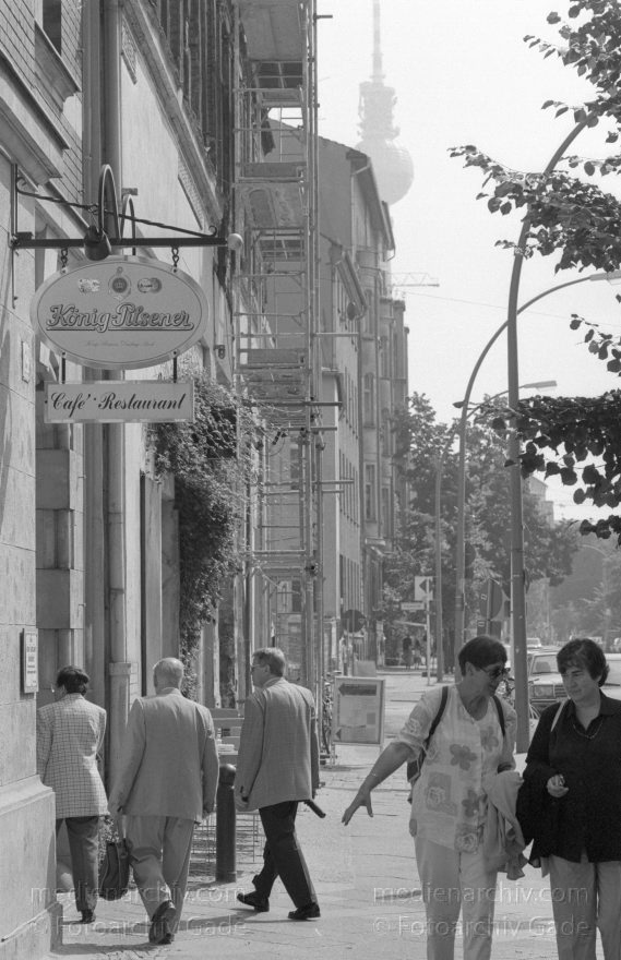 Berlin. Oranienburgerstraße
19. 08. 1998. Berlin. Mitte. Scheunenviertel. Oranienburger Straße
Schlüsselwörter: Berlin;Deutschland;Germany;Mitte;Oranienburger Straße;Scheuenviertel;1998;Spandauer Vorstadt