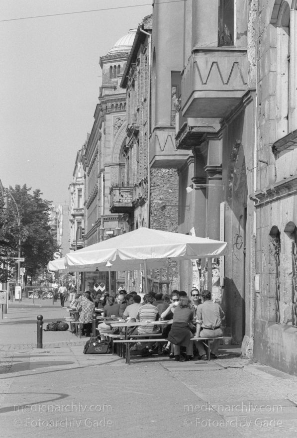 Berlin. Oranienburgerstraße
19. 08. 1998. Berlin. Mitte. Scheunenviertel. Oranienburger Straße
Schlüsselwörter: Berlin;Deutschland;Germany;Mitte;Oranienburger Straße;Scheuenviertel;1998;Spandauer Vorstadt