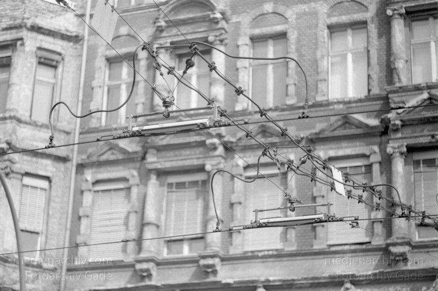 Berlin. Oranienburgerstraße. Stromkabel derstraßenbahn vor einer Stuckfassade
19. 08. 1998. Berlin. Mitte. Scheunenviertel. Oranienburger Straße. Stromkabel der Straßenbahn vor einer Stuckfassade
Schlüsselwörter: Berlin;Deutschland;Germany;Mitte;Oranienburger Straße;Scheuenviertel;Spandauer Vorstadt;Straßenbahn;1998;Stromkabel