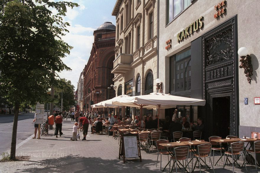 Berlin. Cafe in der Oranienburgerstraße
1. Juli 2001. Berlin. Mitte. Cafe in der Oranienburger Straße
Schlüsselwörter: Berlin;Café;Deutschland;Germany;Mitte;Oranienburger Straße;2001;Spandauer Vorstadt