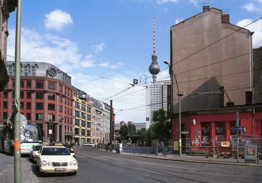 Berlin. Oranienburgerstraße. Rosenthalerstraße
1. Juli 2001. Berlin. Mitte. Nähe Hackesche Höfe. Hackescher Markt. Ecke Oranienburger Straße. Rosenthaler Straße
Schlüsselwörter: Berlin;Deutschland;Germany;Hackescher Markt;Mitte;Oranienburger Straße;2001;Spandauer Vorstadt
