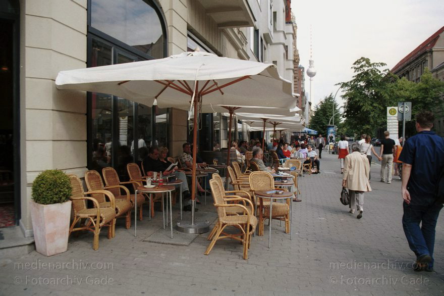 Berlin. Cafe in der Oranienburgerstraße
1. Juli 2001. Berlin. Mitte. Cafe in der Oranienburger Straße
Schlüsselwörter: Berlin;Café;Deutschland;Germany;Mitte;Oranienburger Straße;2001;Spandauer Vorstadt