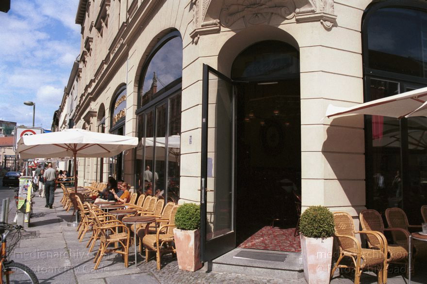 Berlin. Cafe in der Oranienburgerstraße
1. Juli 2001. Berlin. Mitte. Cafe in der Oranienburger Straße
Schlüsselwörter: Berlin;Café;Deutschland;Germany;Mitte;Oranienburger Straße;2001;Spandauer Vorstadt