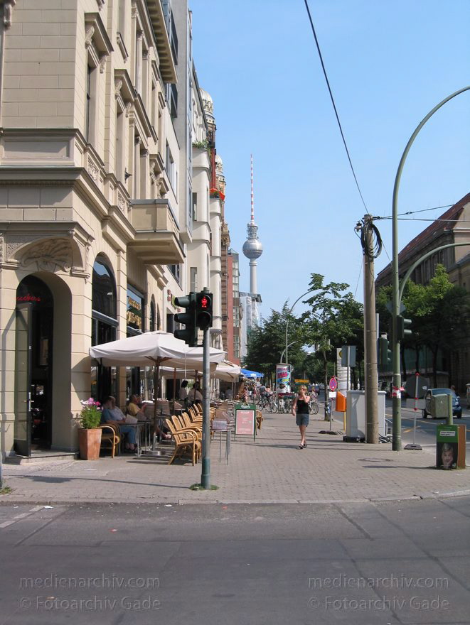 Berlin. Oranienburgerstraße
18. August 2002. Berlin. Mitte. Scheunenviertel. Oranienburger Straße
Schlüsselwörter: Berlin;Deutschland;Germany;Mitte;Oranienburger Straße;Scheunenviertel;2002;Spandauer Vorstadt