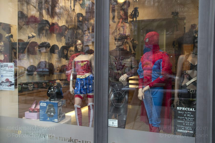 Berlin. Oranienburgerstraße. Kostümladen. Spiderman
6. 3. 2012. Berlin. Mitte. Oranienburger Straße. Kostümladen. Spiderman
Schlüsselwörter: Berlin;Deutschland;Germany;Kostümhof;Mitte;Oranienburger Straße;Spandauer Vorstadt;2012;Spiderman