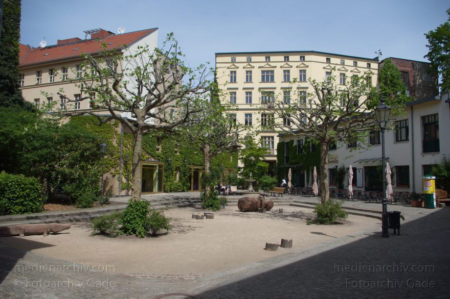 Berlin. Oranienburger Straße. Heckmann Höfe
11. 5. 2015. Berlin. Mitte. Spandauer Vorstadt. Oft falsch als Scheunenviertel bezeichnet. Oranienburger Straße. Heckmann Höfe.
Schlüsselwörter: 2015;Berlin;Heckmann Höfe;Mitte;Oranienburger Straße;Spandauer Vorstadt