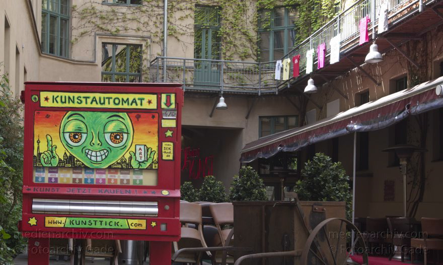 Berlin.  Oranienburger Straße 27. Kunsthof
11. 5. 2015. Berlin. Mitte. Spandauer Vorstadt. Oft falsch als Scheunenviertel bezeichnet. Oranienburger Straße 27. Kunsthof. Kunstautomat
Schlüsselwörter: 2015;Berlin;Kunstautomat;Kunsthof;Mitte;Oranienburger Straße;Spandauer Vorstadt
