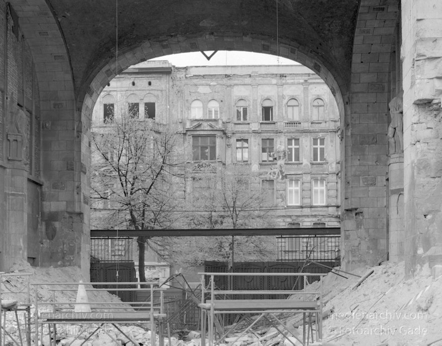 Berlin. Oranienburgerstraße. Tacheles.
Mai 1992. Berlin. Mitte. Oranienburger Straße. Scheunenviertel. Tacheles.
Schlüsselwörter: Berlin;Deutschland;Germany;Mitte;Oranienburger Straße;Scheunenviertel;Spandauer Vorstadt;1992;Tacheles