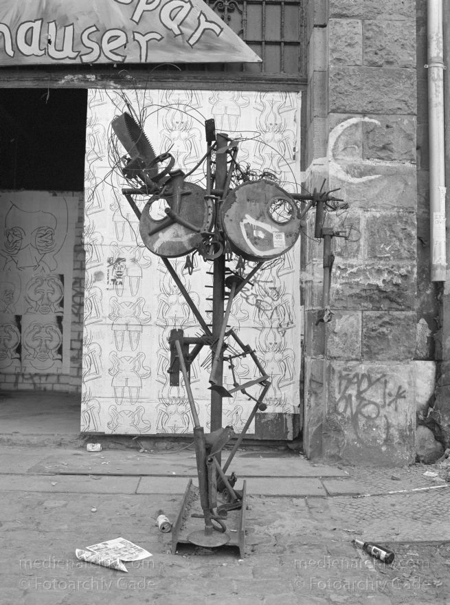 Berlin. Oranienburgerstraße. Tacheles. Spandauer Vorstadt.
1. 6. 1991. Berlin. Mitte. Oranienburger Straße. Tacheles. Scheunenviertel. Spandauer Vorstadt.
Schlüsselwörter: Berlin;Deutschland;Germany;Mitte;Oranienburger Straße;Scheunenviertel;Spandauer Vorstadt;1991;Tacheles
