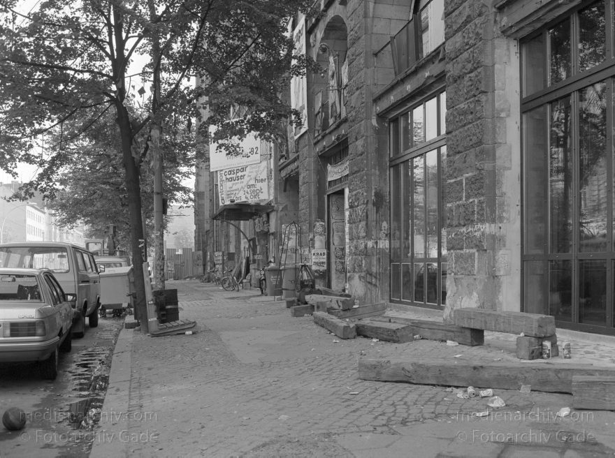 Berlin. Oranienburgerstraße. Tacheles. Spandauer Vorstadt.
1. 6. 1991. Berlin. Mitte. Oranienburger Straße. Tacheles. Scheunenviertel. Spandauer Vorstadt.
Schlüsselwörter: Berlin;Deutschland;Germany;Mitte;Oranienburger Straße;Scheunenviertel;Spandauer Vorstadt;1991;Tacheles