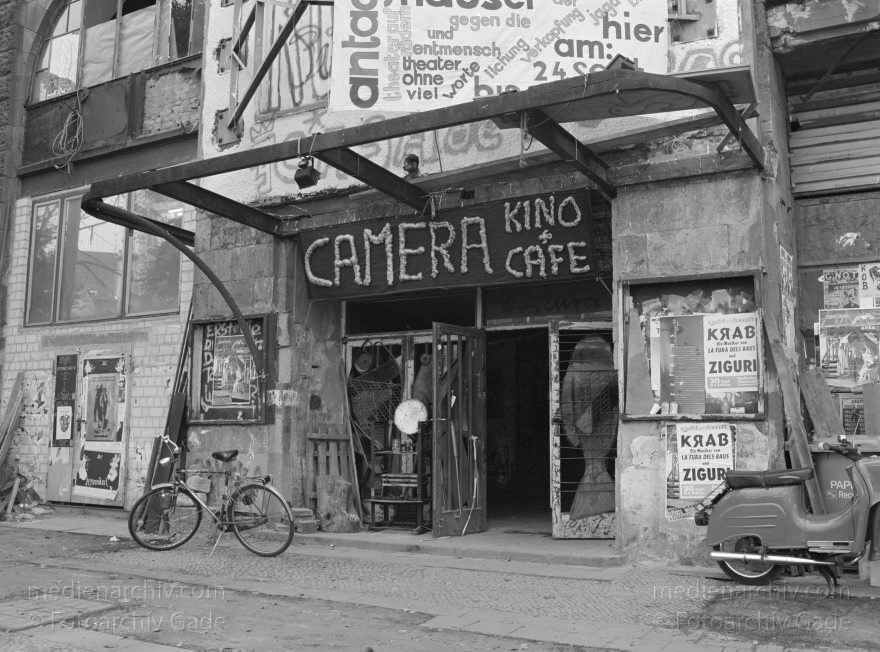 Berlin. Oranienburgerstraße. Tacheles. Spandauer Vorstadt.
1. 6. 1991. Berlin. Mitte. Oranienburger Straße. Tacheles. Scheunenviertel. Spandauer Vorstadt.
Schlüsselwörter: Berlin;Deutschland;Germany;Mitte;Oranienburger Straße;Scheunenviertel;Spandauer Vorstadt;1991;Tacheles