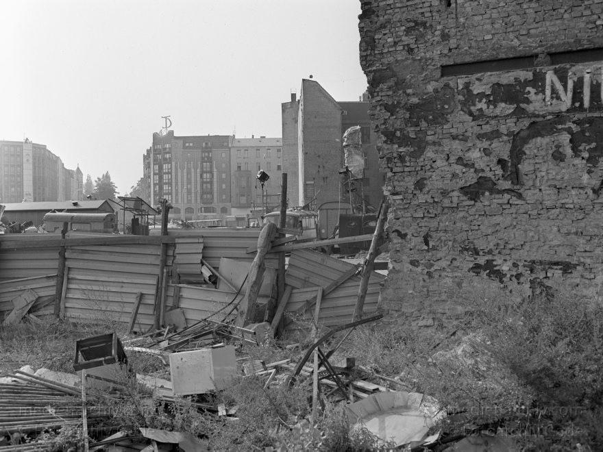 Berlin. Oranienburgerstraße. Tacheles. Spandauer Vorstadt.
1. 6. 1991. Berlin. Mitte. Oranienburger Straße. Tacheles. Scheunenviertel. Spandauer Vorstadt.
Schlüsselwörter: Berlin;Deutschland;Germany;Mitte;Oranienburger Straße;Scheunenviertel;Spandauer Vorstadt;1991;Tacheles