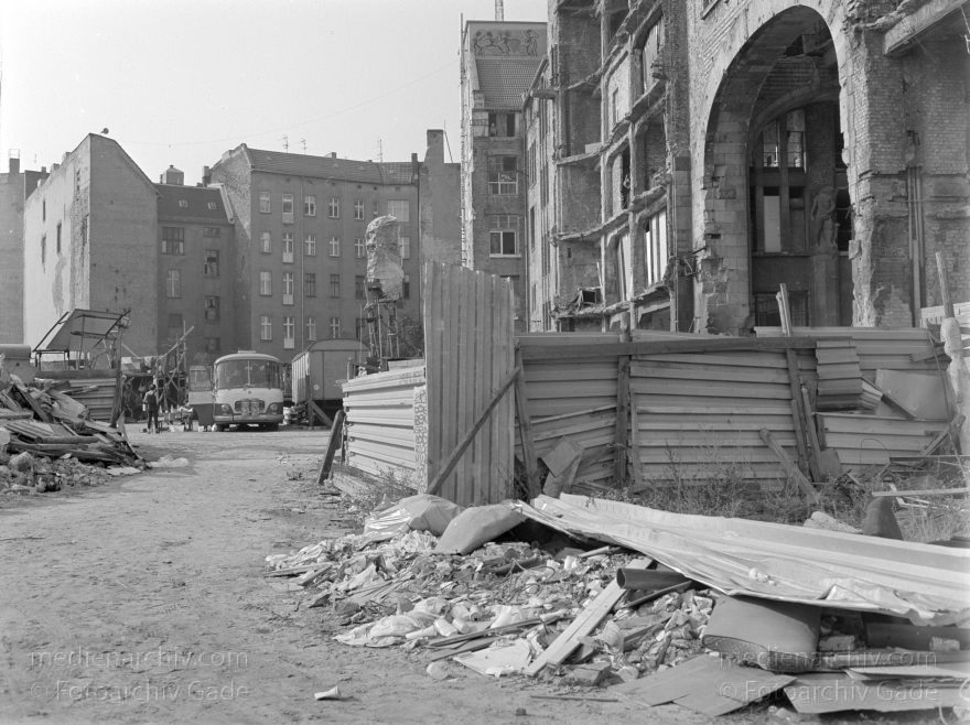 Berlin. Oranienburgerstraße. Tacheles. Spandauer Vorstadt.
1. 6. 1991. Berlin. Mitte. Oranienburger Straße. Tacheles. Scheunenviertel. Spandauer Vorstadt.
Schlüsselwörter: Berlin;Deutschland;Germany;Mitte;Oranienburger Straße;Scheunenviertel;Spandauer Vorstadt;1991;Tacheles