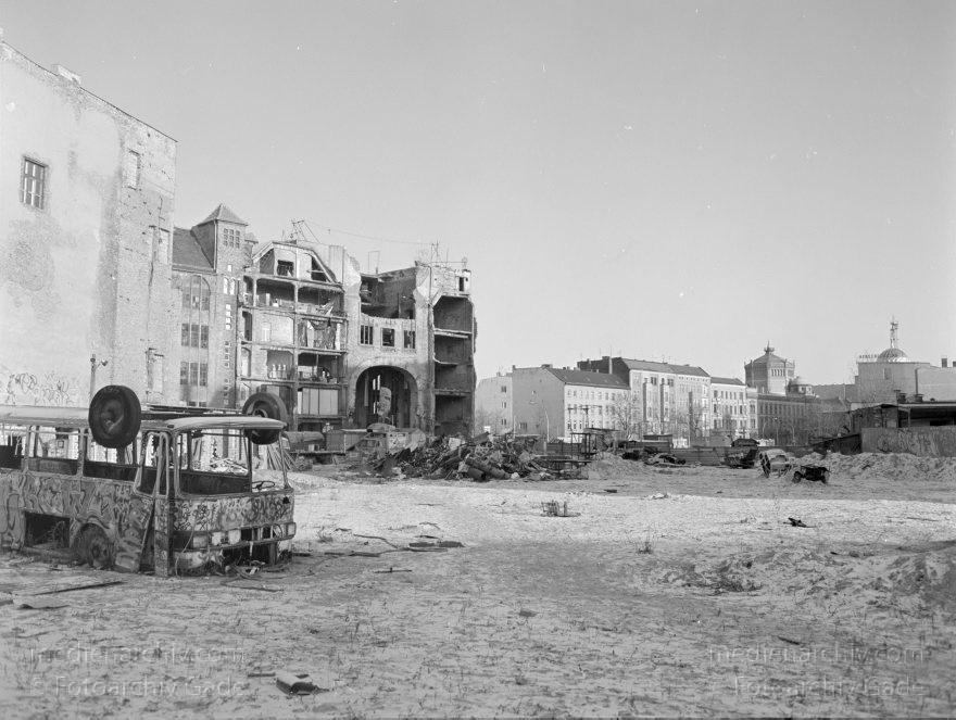 Berlin. Oranienburgerstraße. Tacheles.
1992. Berlin. Mitte. Oranienburger Straße. Scheunenviertel. Tacheles.
Schlüsselwörter: Berlin;Deutschland;Germany;Mitte;Oranienburger Straße;Scheunenviertel;Spandauer Vorstadt;1992;Tacheles