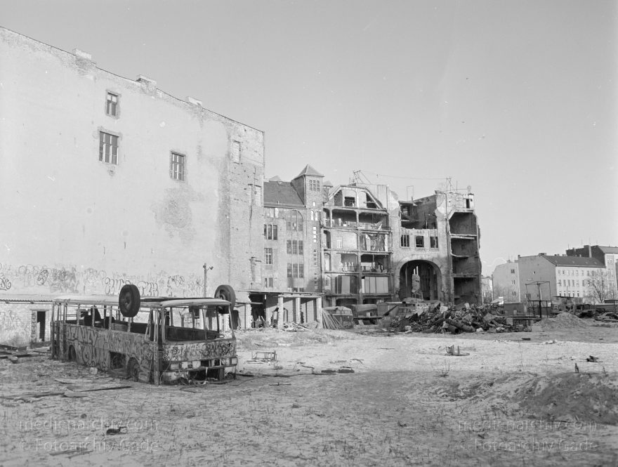 Berlin. Oranienburgerstraße. Tacheles.
1992. Berlin. Mitte. Oranienburger Straße. Scheunenviertel. Tacheles.
Schlüsselwörter: Berlin;Deutschland;Germany;Mitte;Oranienburger Straße;Scheunenviertel;Spandauer Vorstadt;1992;Tacheles