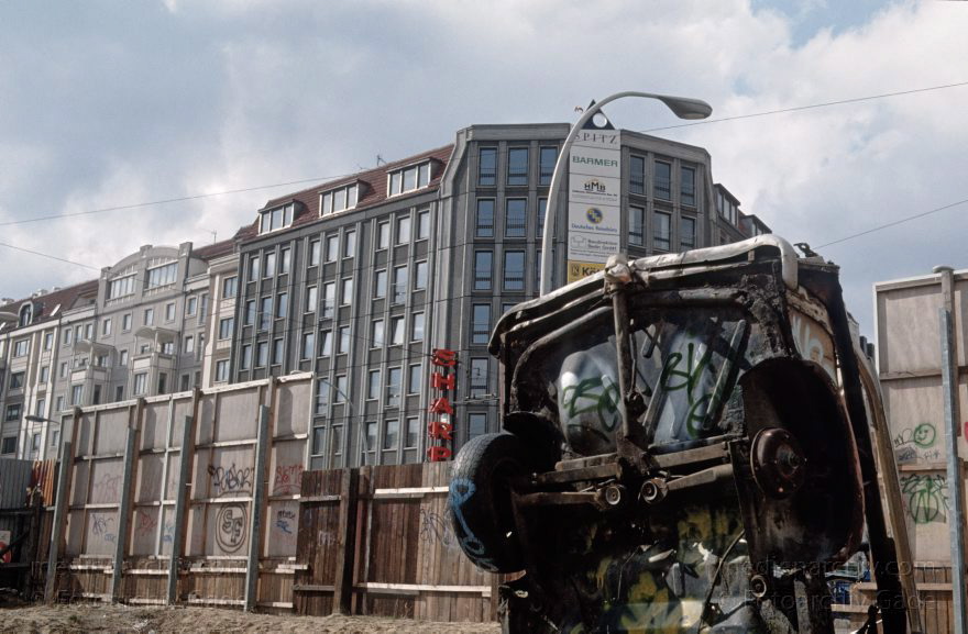 Berlin. Oranienburgerstraße. Tacheles. Autowrack als Kunstobjekt. Hinten Friedrichstraße
1993. Berlin. Mitte. Oranienburger Straße. Tacheles. Autowrack als Kunstobjekt. Hinten Friedrichstraße
Schlüsselwörter: Autowrack;Berlin;Deutschland;Germany;Mitte;Oranienburger Straße;Spandauer Vorstadt;1993;Tacheles