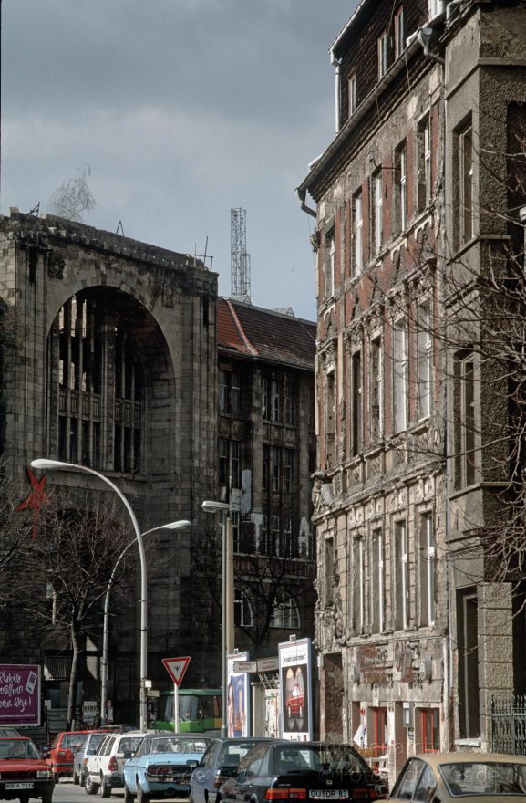 Berlin. Oranienburgerstraße. Tacheles. Straße
März 1993. Berlin. Mitte. Oranienburger Straße. Tacheles. Auguststraße
Schlüsselwörter: Auguststraße;Berlin;Deutschland;Germany;Mitte;Oranienburger Straße;Spandauer Vorstadt;1993;Tacheles