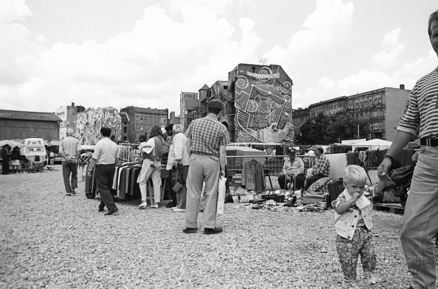 Berlin. Flohmarkt beim Tacheles. Oranienburgerstraße
1995. Berlin. Mitte. Flohmarkt beim Tacheles. Oranienburger Straße
Schlüsselwörter: Berlin;Deutschland;Flohmarkt;Germany;Mitte;Oranienburger Straße;Spandauer Vorstadt;1995;Tacheles