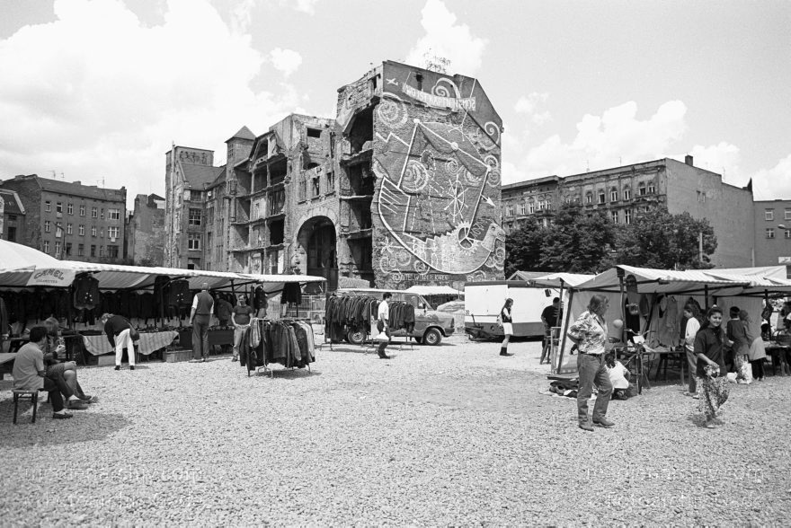 Berlin. Flohmarkt beim Tacheles. Oranienburgerstraße
1995. Berlin. Mitte. Flohmarkt beim Tacheles. Oranienburger Straße
Schlüsselwörter: Berlin;Deutschland;Flohmarkt;Germany;Mitte;Oranienburger Straße;Spandauer Vorstadt;1995;Tacheles