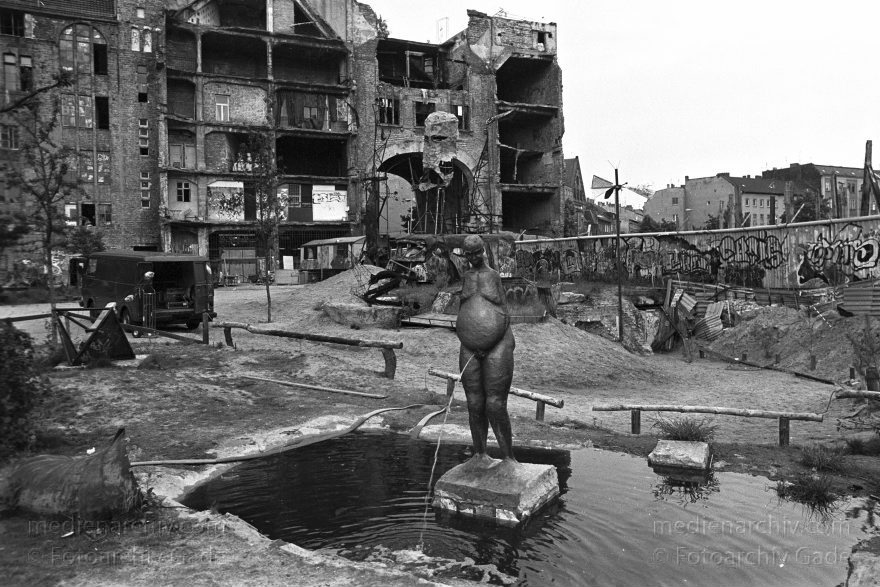 Berlin. Hinterhof dersTacheles.
Juni 1995. Berlin. Mitte. Hinterhof dersTacheles.
Schlüsselwörter: Berlin;Deutschland;Germany;Mitte;Oranienburger Straße;Spandauer Vorstadt;1995;Tacheles
