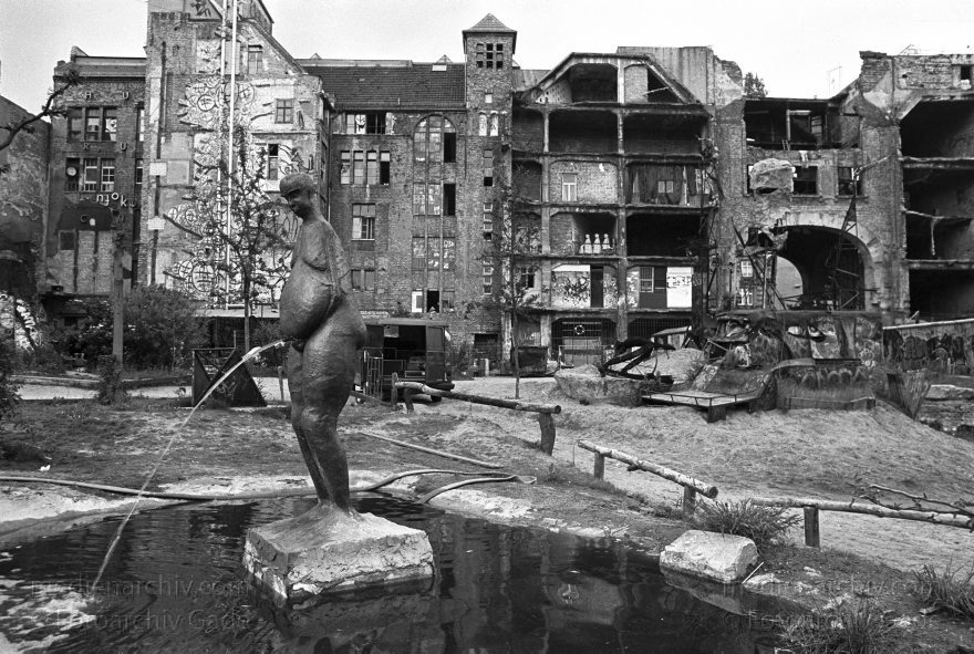Berlin. Hinterhof dersTacheles.
Juni 1995. Berlin. Mitte. Hinterhof dersTacheles.
Schlüsselwörter: Berlin;Deutschland;Germany;Mitte;Oranienburger Straße;Spandauer Vorstadt;1995;Tacheles