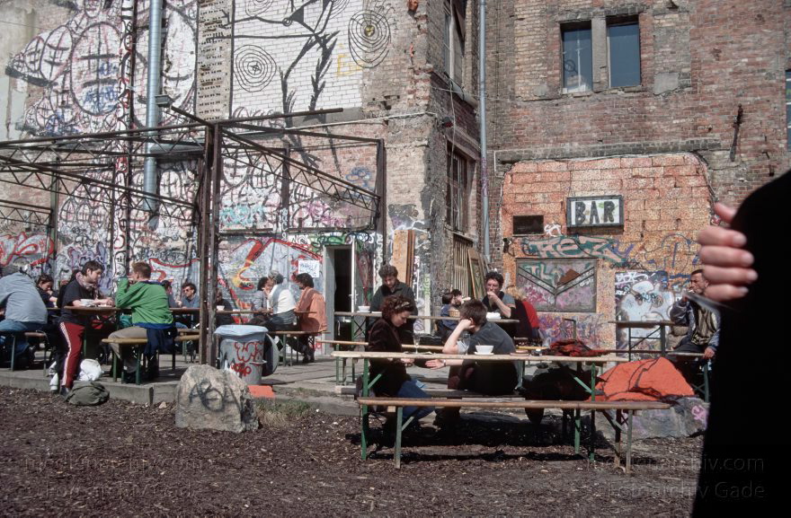 Berlin. Oranienburgerstraße. Tacheles.
April 1996. Berlin. Mitte. Oranienburger Straße. Tacheles.
Schlüsselwörter: Berlin;Deutschland;Germany;Mitte;Oranienburger Straße;Spandauer Vorstadt;1996;Tacheles